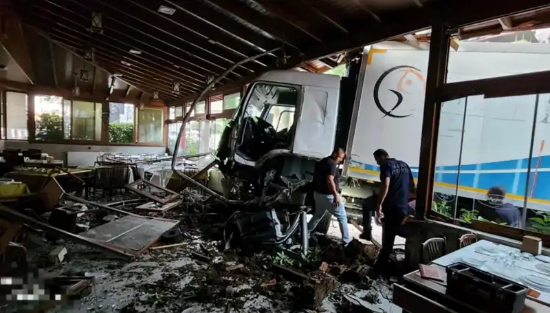 Freni Boşalan Kamyon Restorana Girdi: Neyin Tetiklediği Henüz Bilinmiyor