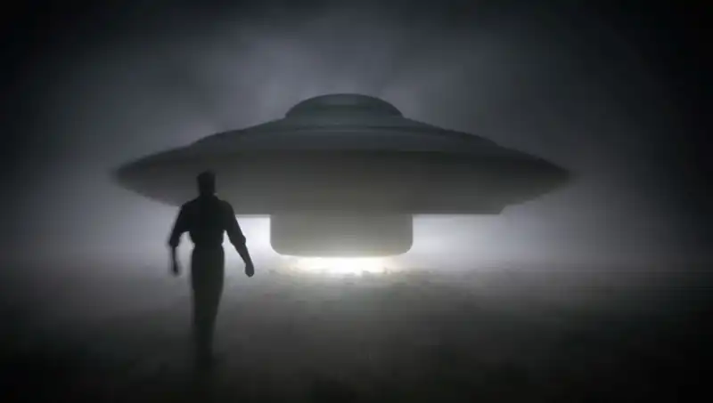 UFO Uzmanı Uyardı: Uzaylılar Masum İnsanları Tehdit Ediyor!