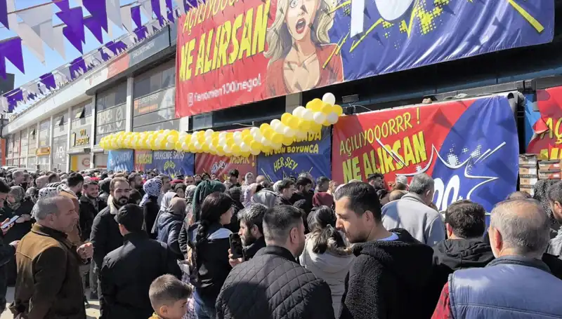 Bursa'da İndirim Dalgası: Alışveriş Merkezlerinde İzdiham Yaşandı