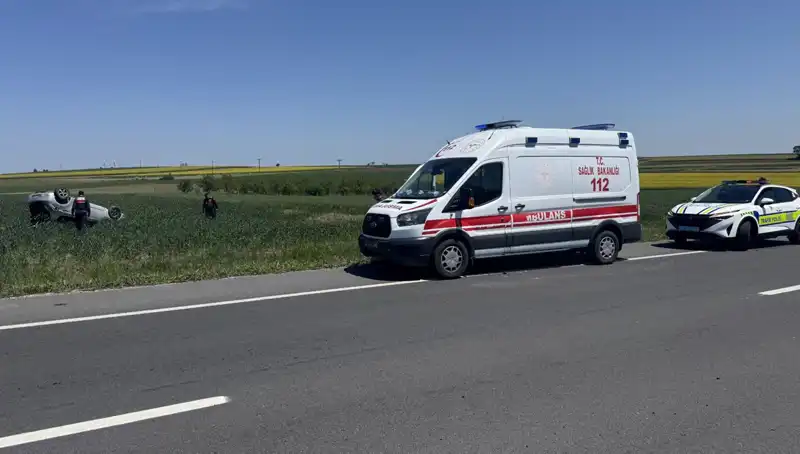 Edirne'de Kontrolden Çıkan Otomobil Devrildi, Sürücü ve Eşi Yaralandı