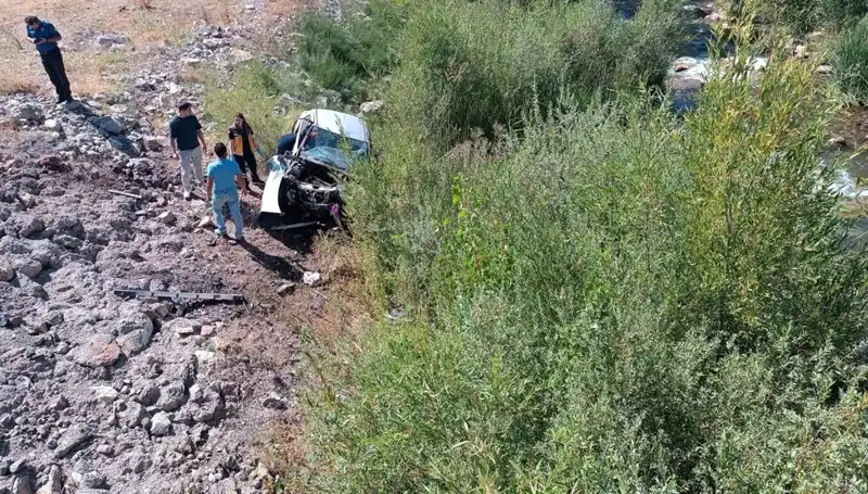 Sivas'ta Otomobil Dere Yatağına Uçtu: Feci Kaza İki Can Aldı