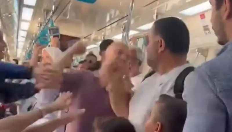 : Marmaray'da Yumruklu Kavga: Yolcular Arasında Gerilim Yükseldi