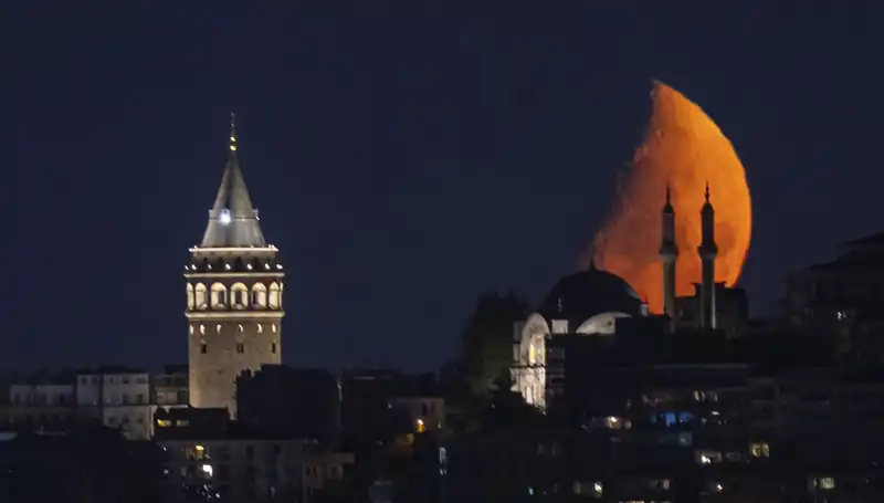 İstanbul'da Yarım Ay Işığında Büyüleyici Geceler