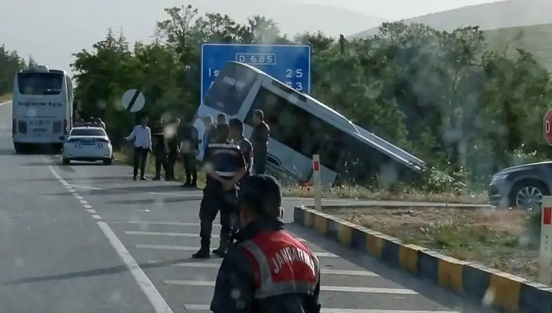 Isparta'da Korkunç Kaza: Tur Otobüsü Yolcu Otobüsü ile Çarpıştı!