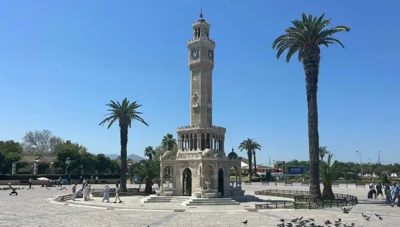 Sıcak Hava Dalgası İzmir'i Etkisi Altına Aldı: Meydanlar Boş, Suç Oranı Artıyor