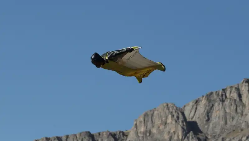 Erzincan'da Adrenalin Dolu "Yarasa Adam" Atlayışı!