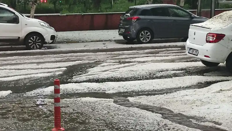Ardahan'da Dolu Yağışı Şehri Beyaza Bürüdü: Tahribat ve Manzara