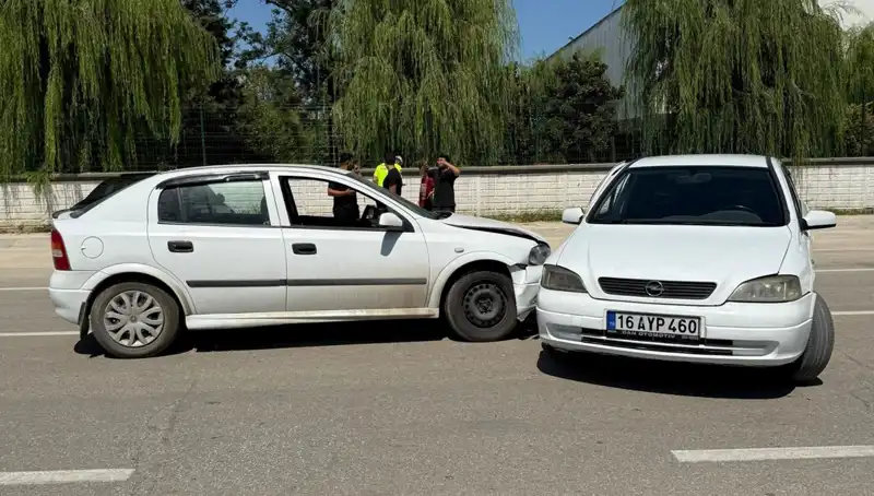 İki Otomobil Çarpıştı: Ters Dönüşün Ardındaki Sebep Ne?