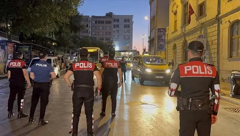 İstanbul'da Yoğun Asayiş Operasyonu: 4 Saatte Yüzlerce Gözaltı Gerçekleşti!