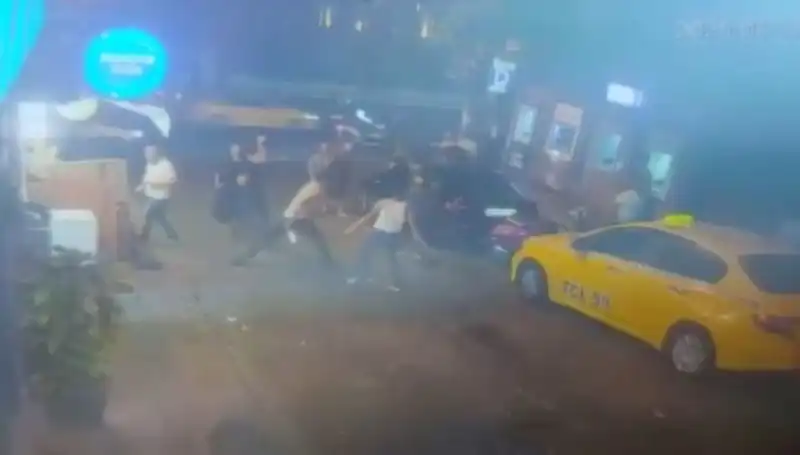 Beyoğlu'nda İki Grup Arasında Gerginlik: Laf Atma Kavgası Kanlı Bitti