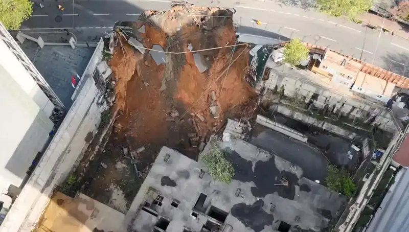Sarıyer’de Ani Yol Çökmesi: Cadde Trafiğe Kapandı!