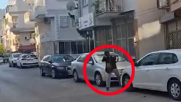 İzmir'de Saldırganla Çatışma Anları: Sokaklar Gerilime Sahne Oldu