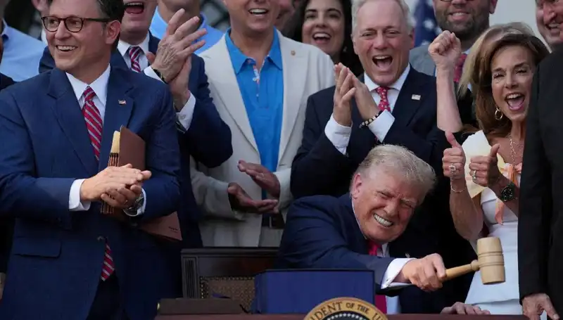 Trump'tan Ekonomiyi Canlandıracak 'Büyük, Güzel Yasa Tasarısı' İmzası
