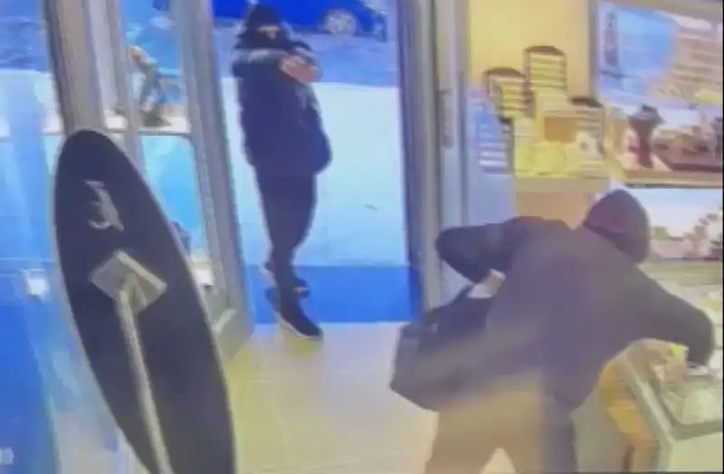 Ümraniye'de Maskeli Soygun Girişimi: Caddeyi Korku Sardı
