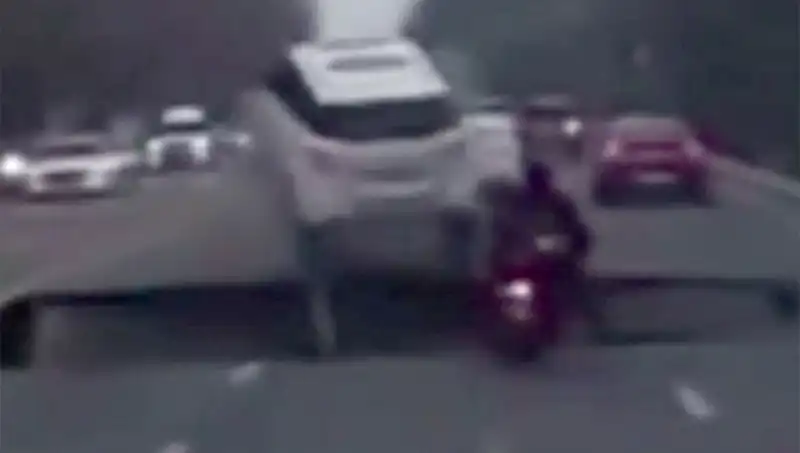 Güney Kore'de Otoyolda Dev Çukur Oluştu: Motosikleti Yutmuştu