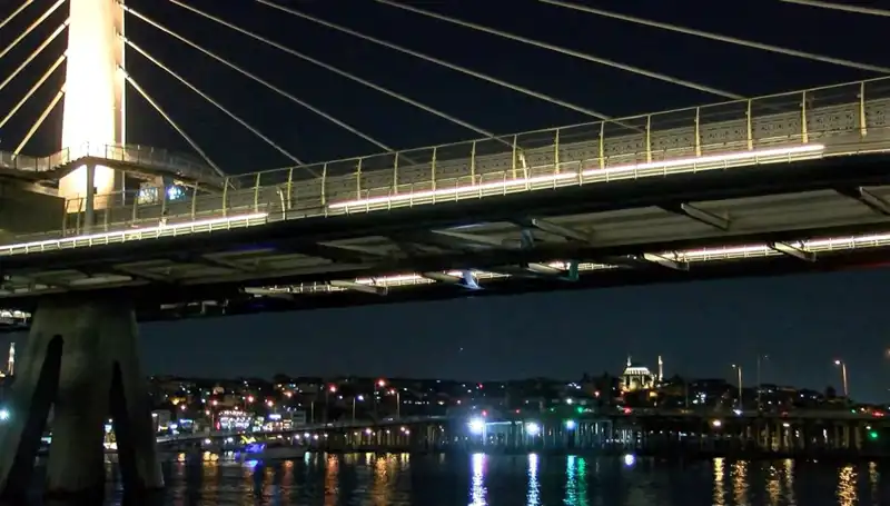 Metro Köprüsünden Deniz Yüzeyine Düşen Kişinin Arama Kurtarma Çalışmaları Devam Ediyor