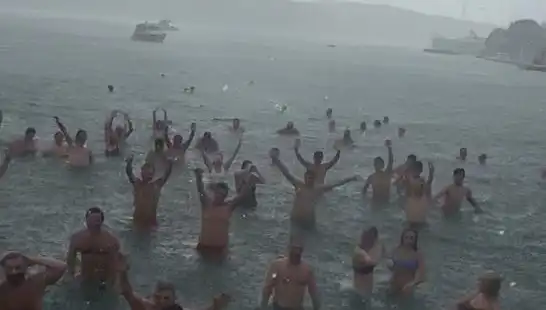 İstanbul'da Yağmura Rağmen Denize Giren Cesur Tatilciler!