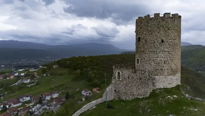 Bosna Hersek'teki Sokolac Kalesi: Tarihin İzleriyle Dolu Bir Anıt