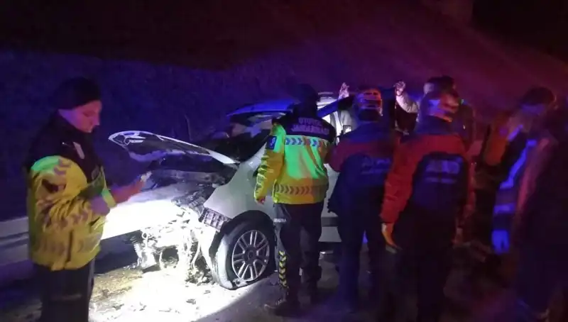 Otomobil Bariyere Saplandı, Dört Kişi Yaralandı: Kazanın Ayrıntıları