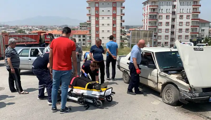 Kavşakta Korkutan Kaza: İki Yaralı Olay Anında Görgü Tanıkları Konuştu